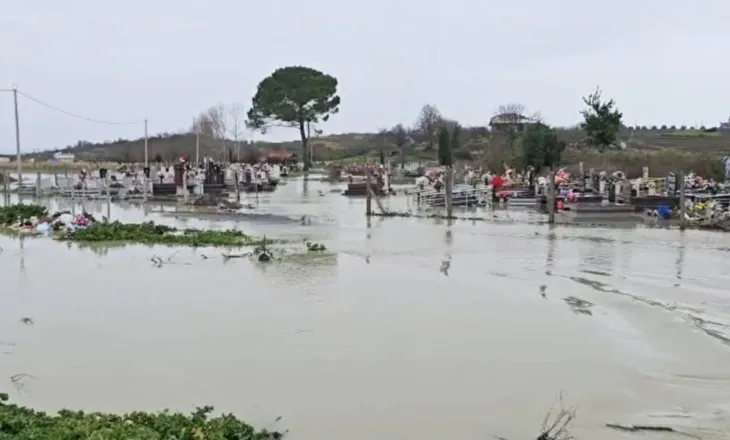 Pamjet/ Përmbytjet nuk kanë kursyer as varrezat e fshatit Jubë në Durrës