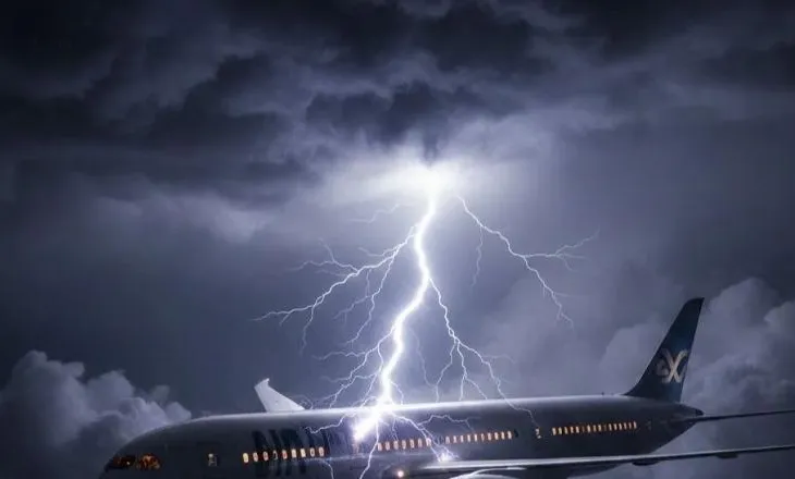 Panik gjatë fluturimit nga Madridi drejt Tel Avivit, rrufeja godet në ajër avionin e ekipit izraelit të basketbollistëve