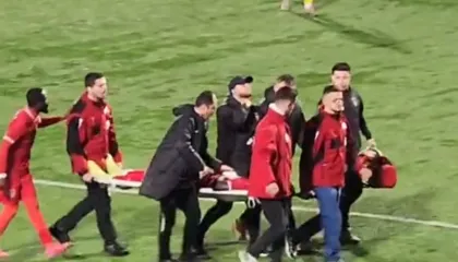 Panik në ndeshjen Partizani-Elbasani, futbollisti humbet ndjenjat në fushë
