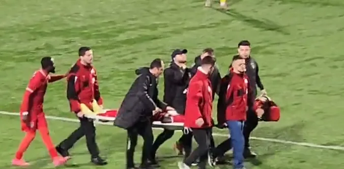 Panik në ndeshjen Partizani-Elbasani, futbollisti humbet ndjenjat në fushë