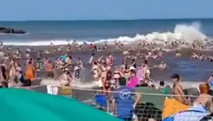 Panik në një plazh në Argjentinë për shkak të një “cunami meteorologjik”, vdes 29-vjeçari