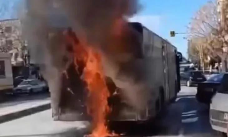 Panik te qytetarët/ Tym dhe flakë gjigante, autobusi shkrumbohet në mes të qytetit (FOTO-VIDEO)