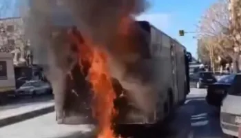 Panik te qytetarët/ Tym dhe flakë gjigante, autobusi shkrumbohet në mes të qytetit
