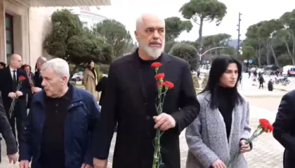 “Para 21 Janarit, çështjet e tjera si kafet e Nexhmies”, Rama sulmon Berishën e Bashën: S’kishte rrezik për VIP-in e ngujuar dhe karafilin ambulant