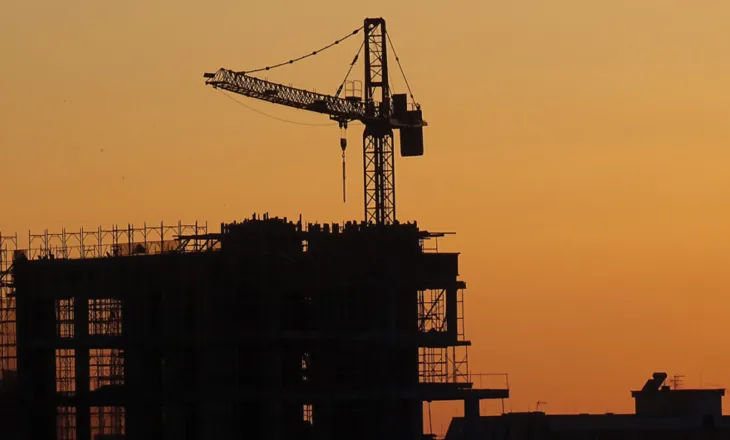 Paradoksi i ndërtimit dhe pasuritve të paluajtshme: Çmimet do të shtrenjtohen, por kërkesa në rënie!