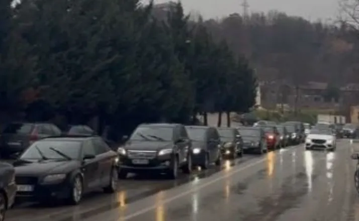 Paralizohet aksi Cërrik-Elbasan, radhë kilometrike automjetesh