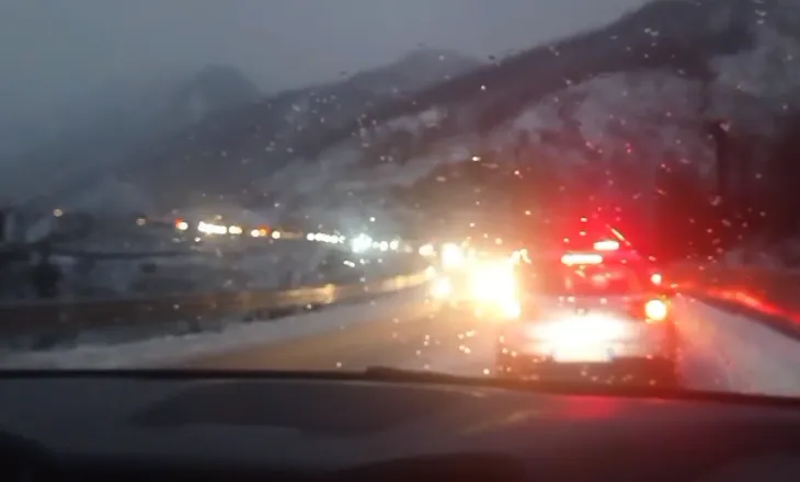Paralizohet lëvizja në rrugën e Arbrit për shkak të dëborës dhe ngricave, gati 10 km radha e automjeteve