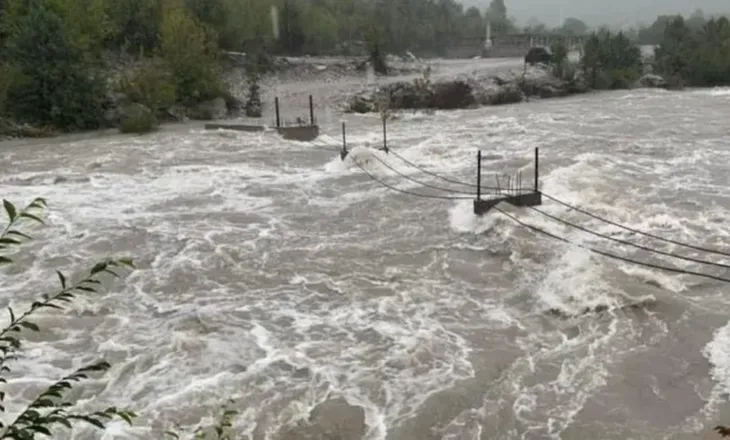 “Paralizohet” nga reshjet: Gjadri nën ujë, pa emergjencë civile në terren