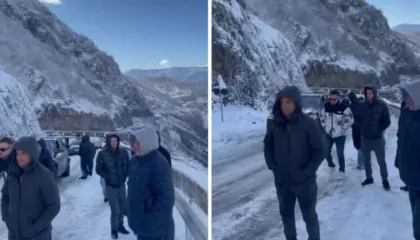 Paralizohet prej dëborës aksi Librazhd-Peshkopi, dhjetëra qytetarë bllokohen me mjetet e tyre në kthesën e Lunikut