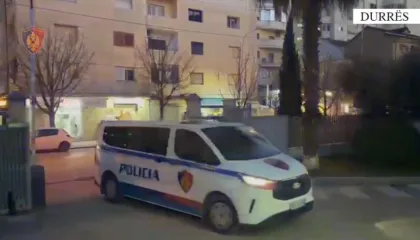 Parandalohet krimi në plazhin e Durrësit, kapet 24-vjeçari i armatosur me pistoletë