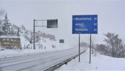 Parashikimi i motit../ Edhe sot do të ketë reshje shiu dhe stuhi bore