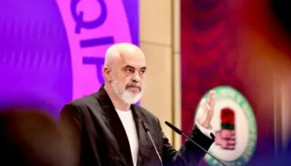 “Parashikohet mbledhje e gjatë”/ Nis më vonesë takimi i socialistëve në Pallatin e Brigadave, gazetari raporton detaje