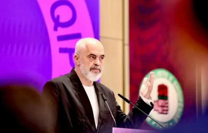 “Parashikohet mbledhje e gjatë”/ Nis më vonesë takimi i socialistëve në Pallatin e Brigadave, gazetari raporton detaje