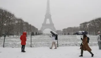Parisi “vishet me të bardha”, shndërrohet në një kryevepër dimri, por kaosi i transportit “mbyt” qytetin (FOTO-VIDEO)