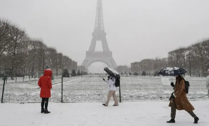 Parisi “vishet me të bardha”, shndërrohet në një kryevepër dimri, por kaosi i transportit “mbyt” qytetin (FOTO)