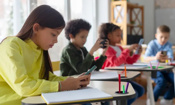 Parlamenti francez miraton projektligjin, cilat aplikacione përjashtohen nga ndalimi i mediave sociale për fëmijët nën 15 vjeç