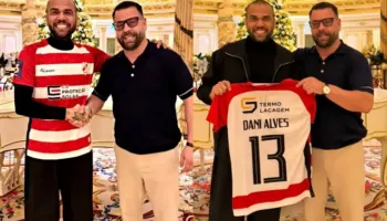 Pas 14 muajsh burg, Dani Alves synon të rikthehet të luajë futboll në moshën 42-vjeçare