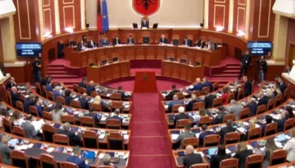 Pas 18 orësh debat, Kuvendi ndryshon Kodin Penal/ Opozita kundërshton burgimin për parkim dysh