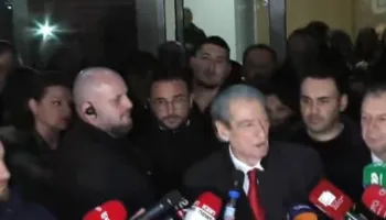 Pas 3 orësh, Berisha njofton mbylljen e protestës: Lironi të arrestuarit! Do të mblidhemi sërish…(VIDEO)