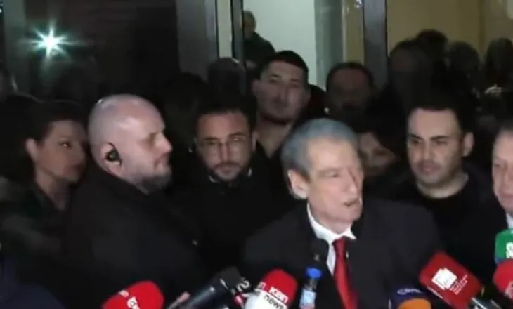 Pas 3 orësh, Berisha njofton mbylljen e protestës: Lironi të arrestuarit! Do të mblidhemi sërish…(VIDEO)