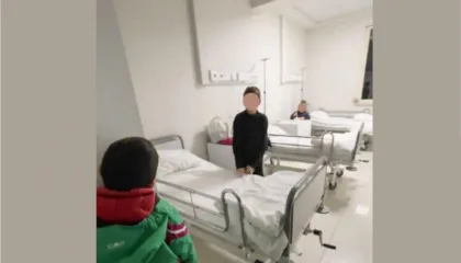 Pas alarmit në media reagojnë institucionet: Tre fëmijët nën kujdes mjekësor në Spitalin e Durrësit ku mbërrin dhe nëna e tyre, e proceduar penalisht