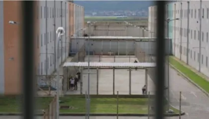 Pas arratisjes së Altin Ndocit, personat me rrezikshmëri të lartë transferohen drejt burgut të Fierit