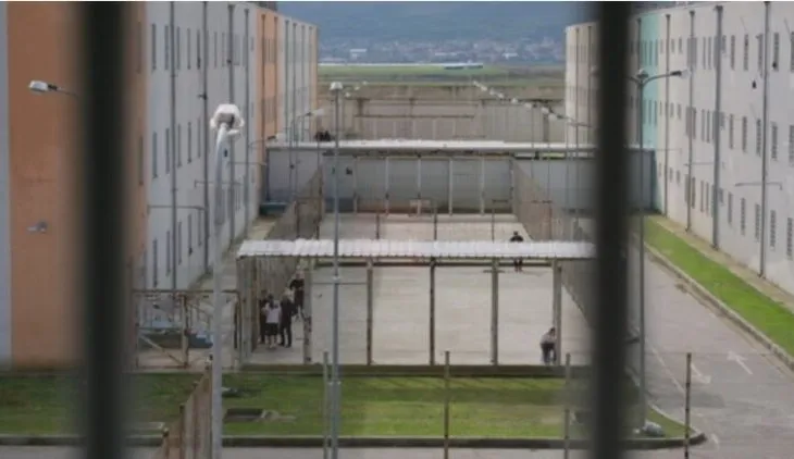 Pas arratisjes së Altin Ndocit, personat me rrezikshmëri të lartë transferohen drejt burgut të Fierit