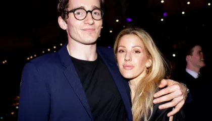 Pas ‘Fashion Awards’, Ellie Goulding shfaqet për herë të parë publikisht me barkun e rrumbullakosur