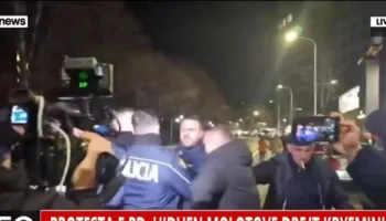 Pas fjalës së Berishës, policia shpërndan protestuesit me ujë dhe gaz lotsjellës