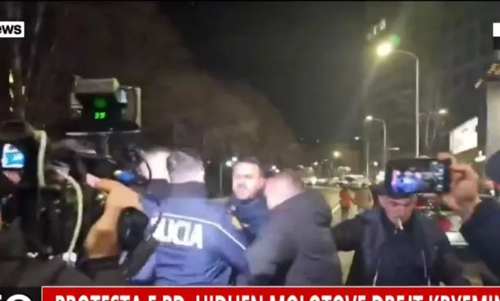 Pas fjalës së Berishës, policia shpërndan protestuesit me ujë dhe gaz lotsjellës