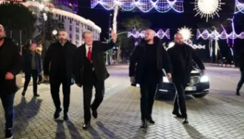 Pas fjalimeve, Berisha largohet në këmbë në bulevardin “Dëshmorët e Kombit”