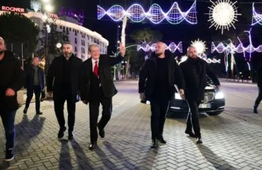 Pas fjalimeve, Berisha largohet në këmbë në bulevardin “Dëshmorët e Kombit”