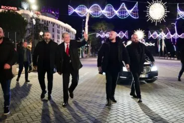 Pas fjalimeve, Berisha largohet në këmbë në bulevardin “Dëshmorët e Kombit”