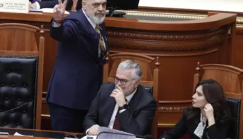 Pas fjalimit në Kuvend Rama ironizon opozitën me dy gishtat lart