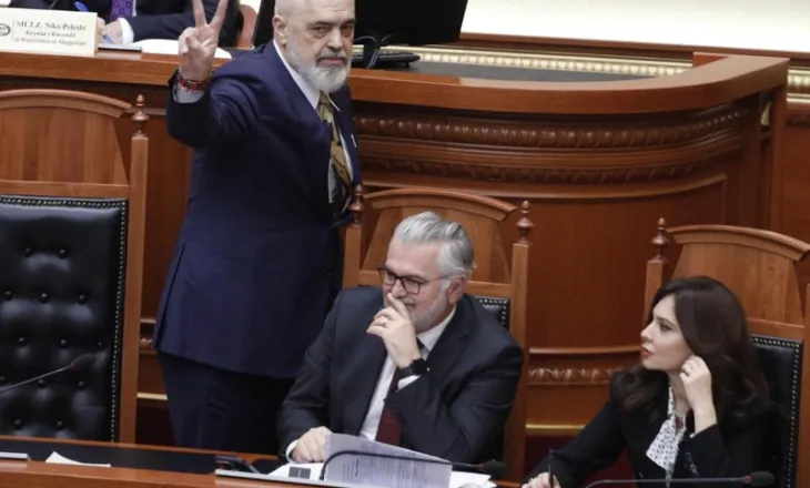 Pas fjalimit në Kuvend Rama ironizon opozitën me dy gishtat lart