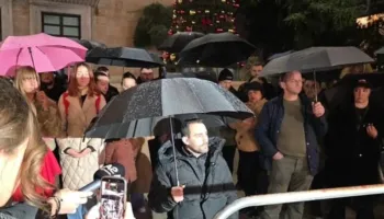 Pas foltores së Berishës, Lapaj rikthehet në protestë: Aq kam unë në dorë, një çadër një karrige…