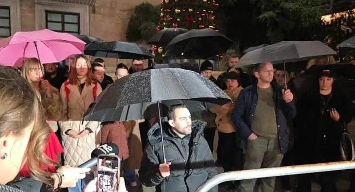 Pas foltores së Berishës, Lapaj rikthehet në protestë: Aq kam unë në dorë, një çadër një karrige…