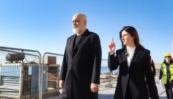 Pas takimit me kryebashkiakët, Rama inspekton punimet në shëtitoren “Taulantia” dhe godinën e parkimit të ri publik