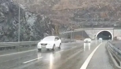 Pas vështirësive për shkak të reshjeve, vijon normalisht qarkullimi në aksin Elbasan-Qafë Thanë