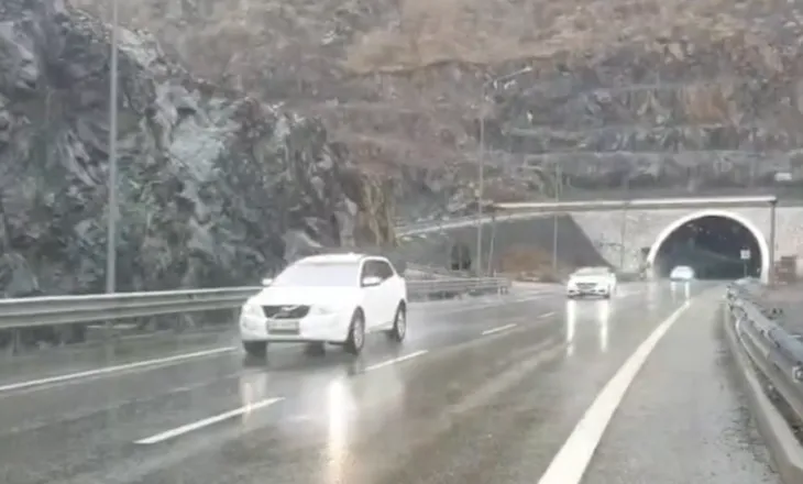 Pas vështirësive për shkak të reshjeve, vijon normalisht qarkullimi në aksin Elbasan-Qafë Thanë