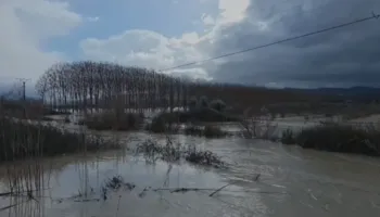 Pas Vlorës dhe Durrësit, urdhërohet evakuuimi i banorëve dhe në Fier, mijëra hektarë nën ujë