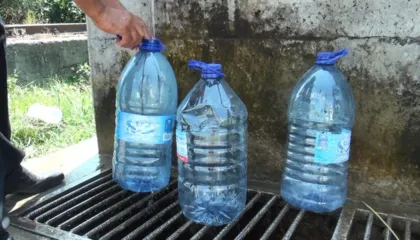 Pas Vlorës edhe Fieri prej ditësh pa ujë të pijshëm, banorët pa zgjidhje nga Ujësjellësi