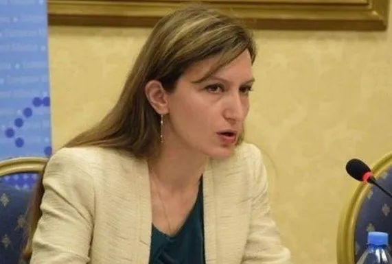 Pasi i vuri flakën krevatit, drejtoresha e ministrisë Bine sërish protagoniste, thyen ‘arrestin shtëpiak’ dhe shkon t’i djegë makinën ish-partnerit