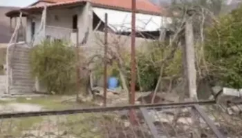 Pasojat e shirave të dendur në Gjirokastër/ Shembet banesa në Dhoksat, familja në qiell të hapur