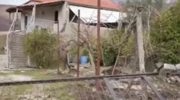 Pasojat e shirave të dendur në Gjirokastër/ Shembet banesa në Dhoksat, familja në qiell të hapur
