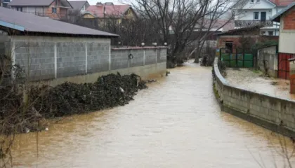 Pasojat nga moti i keq, shtyhet rinisja e procesit mësimor në zonat e përmbytura në Kosovë