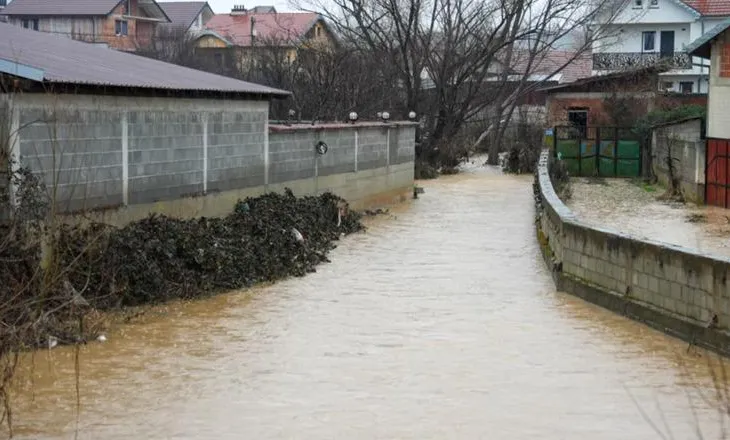Pasojat nga moti i keq, shtyhet rinisja e procesit mësimor në zonat e përmbytura në Kosovë