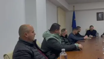 Pasojat nga përmbytjet, ministri Salla takohet me fermerët e Maliqit: Fond 52 milion euro për mbështetje