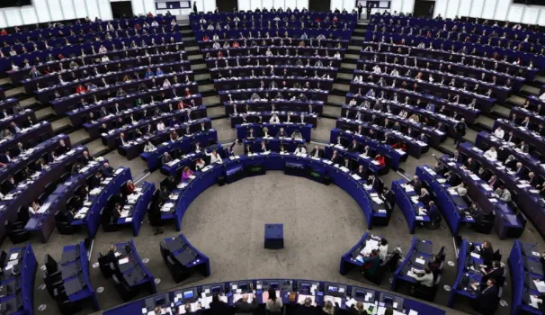 PE miraton rezolutën që dënon dhunën ndaj protestuesve në Iran