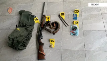 Peqin/ Arrestohet 46-vjeçari për vjedhje, i gjeten armë dhe sende të vjedhura gjatë kontrollit në banesë